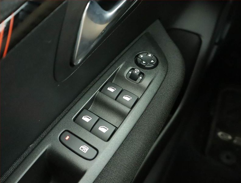 Peugeot 208 (2021) 50 kWh, SoH 89%, Automat - fotka 15 z 19
