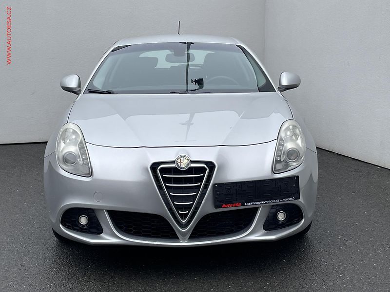 Alfa Romeo Giulietta (2011) 2.0 JTD, Distinctive, xenon - fotka 2 z 21