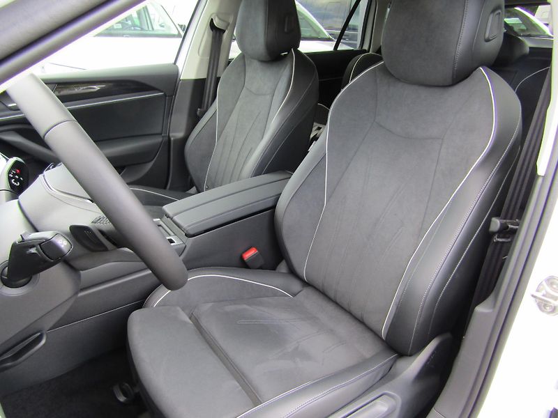Volkswagen Passat 1,5 eTSI 11KW DSG NEZ.TOPENÍ - fotka 19 z 30