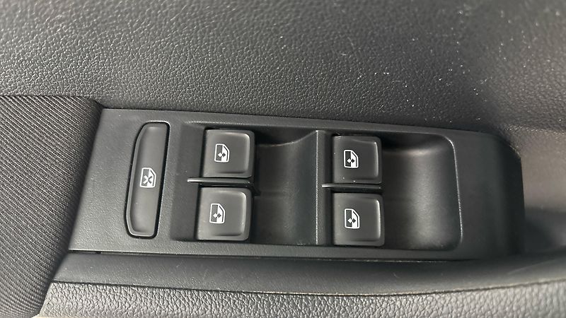 Škoda Fabia 1.0 TSI Ambition Combi - fotka 23 z 25