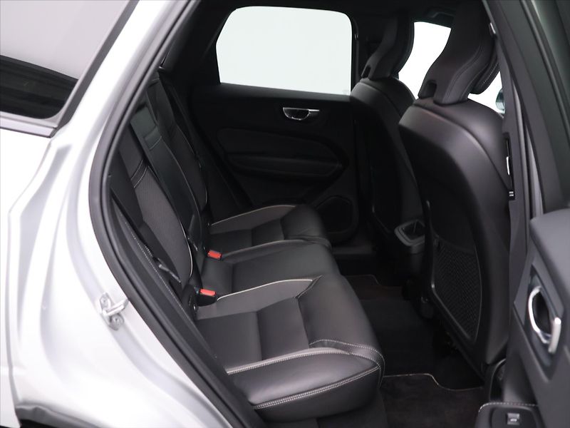 Volvo XC60 2.0 B4 145kW R-Design CZ Aut. - fotka 14 z 35