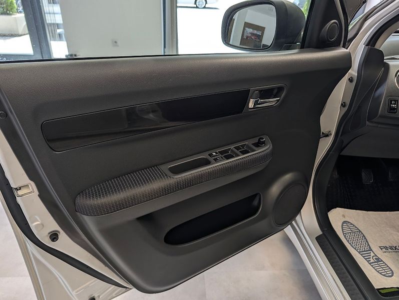 Suzuki Swift 1.3i 4x4 - fotka 9 z 24