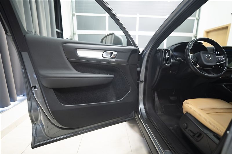 Volvo XC40 2,0 D4 AWD NAVI KAMERA TAŽNÉ - fotka 18 z 46