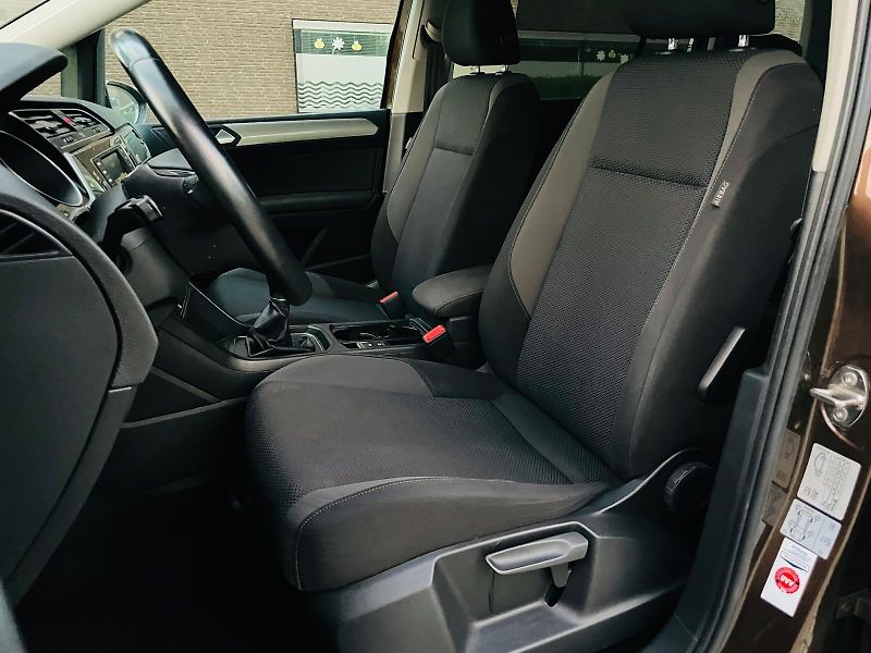 Volkswagen Touran 1.6TDI MAN 7MÍST LED SERVISKA - fotka 28 z 45