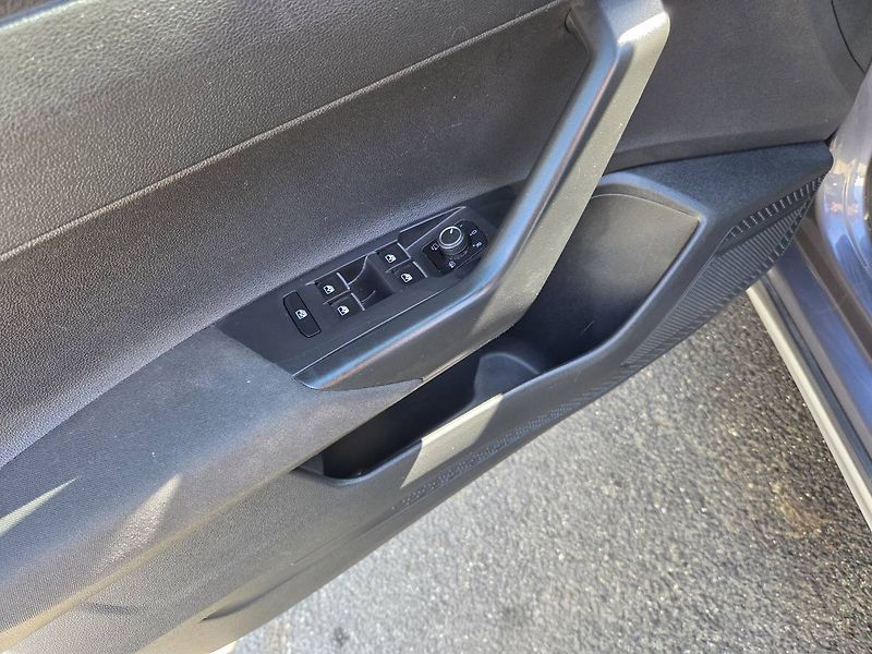Volkswagen Taigo (2023) 1.0 TSI Style - fotka 11 z 42