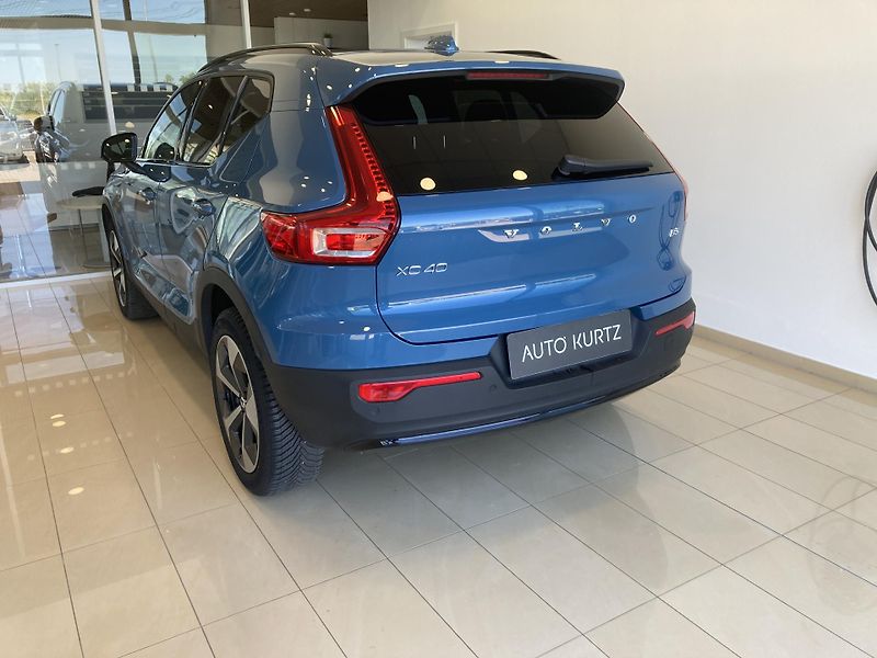 Volvo XC40 B3 FWD PLUS DARK - fotka 6 z 29