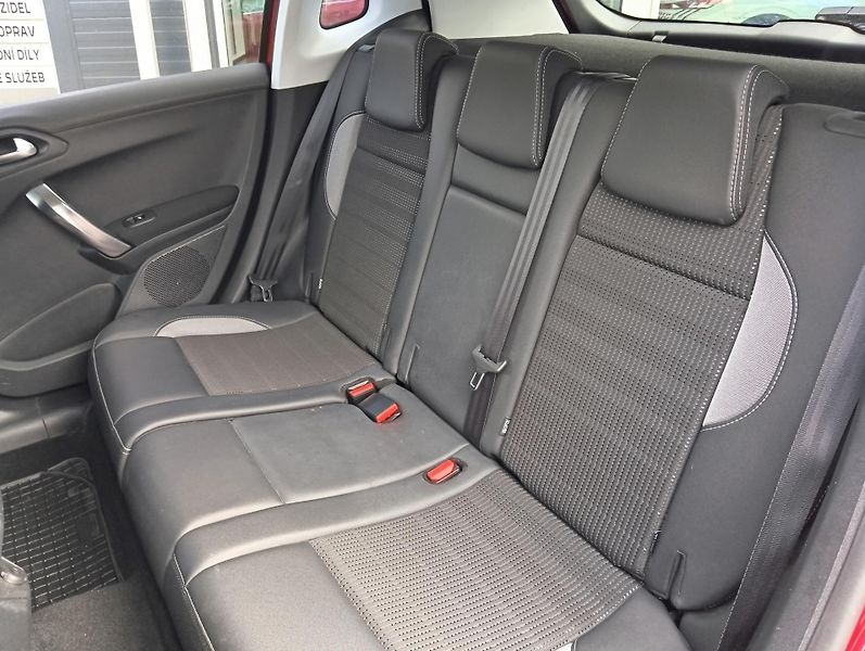 Peugeot 2008 (2018) ALLURE 130k MAN6 - fotka 23 z 27