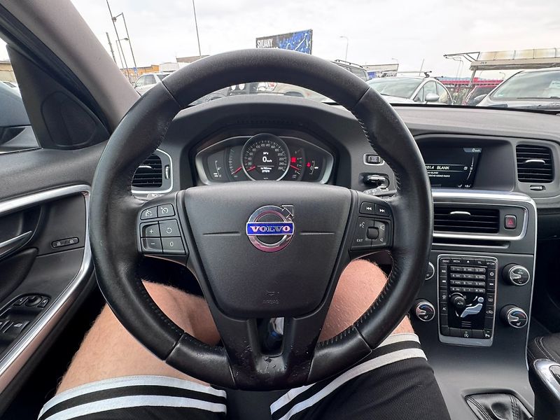 Volvo V60 (2016) D2 2,0D 88 KW TAŽNÉ - fotka 23 z 48