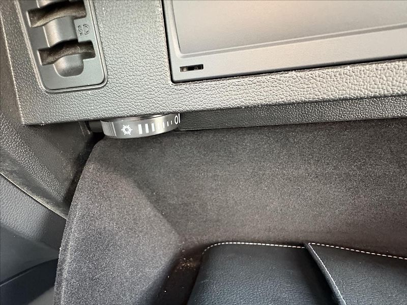 Volkswagen Passat 2,0 TDi140kW,Matrix,ACC,Kamera - fotka 28 z 45