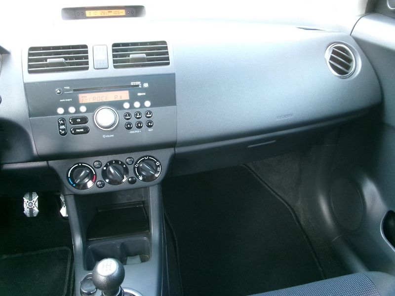 Suzuki Swift (2007) 1,3i KLIMA VÝHŘEV - fotka 20 z 22