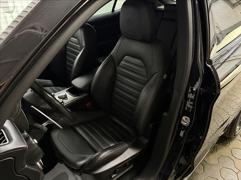 Alfa Romeo Stelvio VELOCE 206kW Q4 PANO TAŽNÉ R21 - fotka 33 z 43