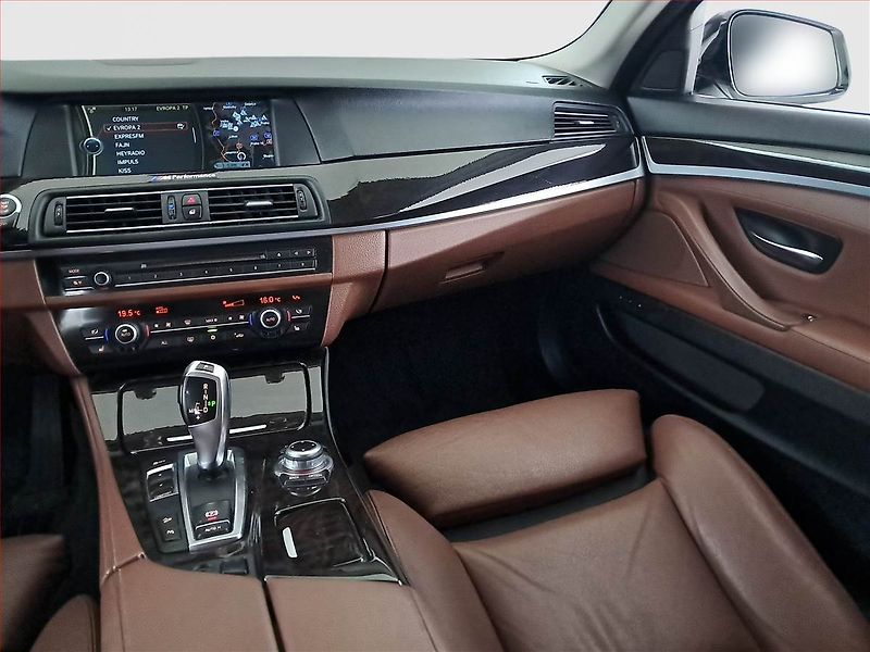 BMW Řada 5 (2012) 525d xDrive, 4X4, Automat - fotka 8 z 21