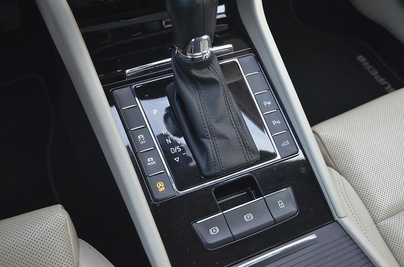 Škoda Superb (2017) 2.0 TSi 206kW DSG 4x4 L&K / ČR - fotka 33 z 50