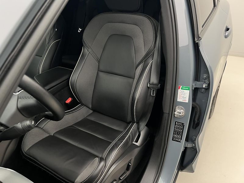 Volvo XC60 B4 AWD R-DESIGN AUT CZ - fotka 18 z 45