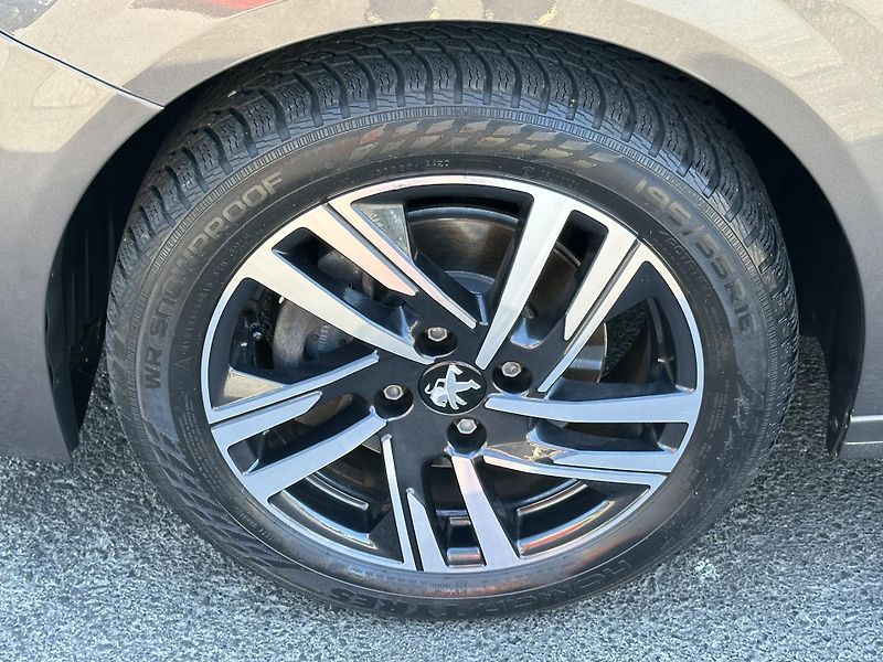 Peugeot 208 (2021) 1.2 PureTech ALLURE *AUTOMAT  - fotka 40 z 41