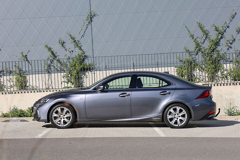 Lexus IS 300h 300H  2,5 HEV F SPORT PLUS - fotka 26 z 26