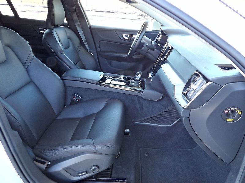 Volvo V60 2.0 T6 AWD PHEV Momentum - fotka 20 z 31