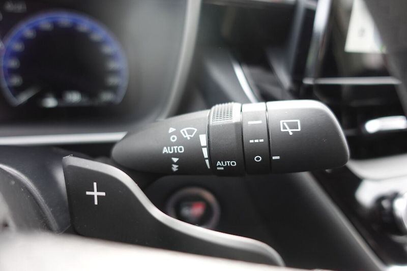 Toyota Corolla 2,0 HEV GR SPORT JBL - fotka 28 z 33
