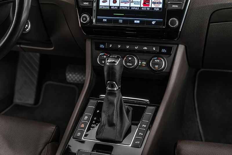 Škoda Superb Combi 2,0TSI L&K 4x4 DSG - fotka 17 z 26