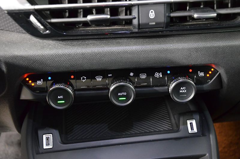 Citroën C4 (2022) 1.5BHDi 130 Feel Pack AT - fotka 14 z 16
