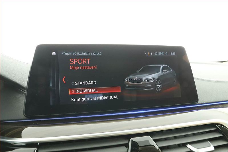 BMW Řada 5 (2017) 530d - fotka 13 z 20