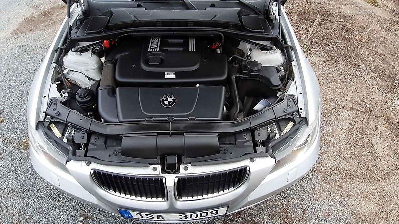 Přední část jakoby byla z většího vozu, než ta zadní. Tuto asymetrii ale BMW dotáhlo do extrému až u některých kusů jedničkové řady.