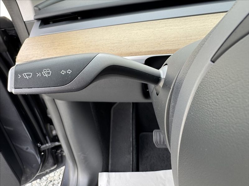 Tesla Model Y 0,0 RWD SoH 94% - fotka 27 z 50