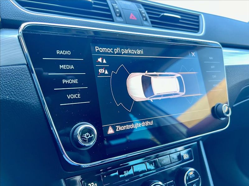 Škoda Superb 2,0 TDI DSG VIRTUAL ACC ZÁRUKA - fotka 34 z 48