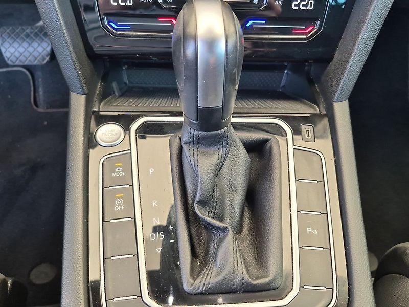 Volkswagen Passat Variant R-Line - fotka 28 z 31