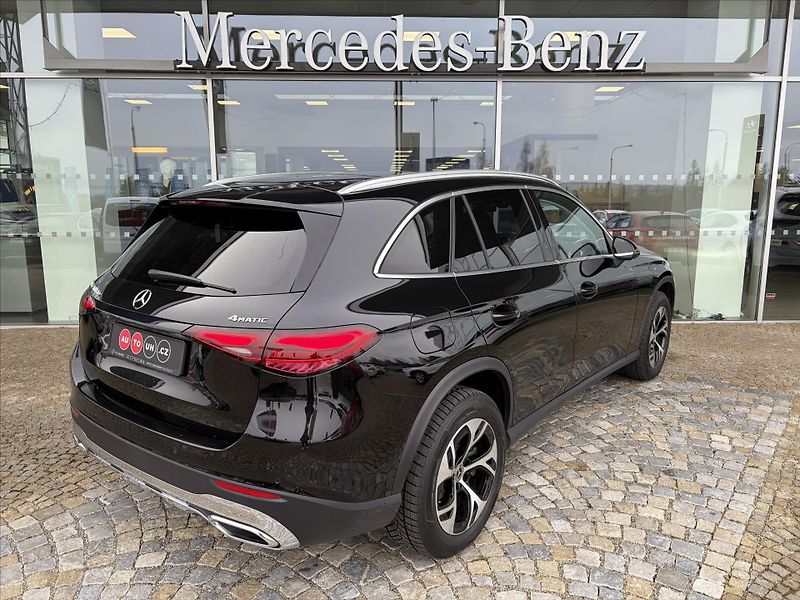 Mercedes-Benz GLC 300de 4MATIC - fotka 25 z 32