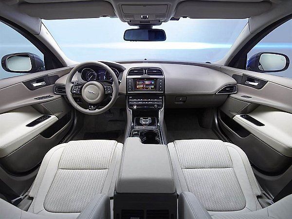 Jaguar XE.