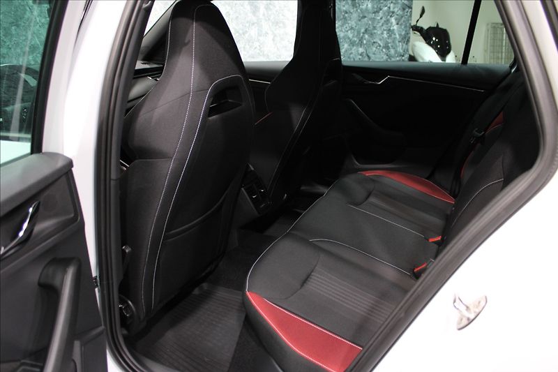 Škoda Kamiq 1,5 TSI 110kw MC 1.maj CZ - fotka 12 z 32