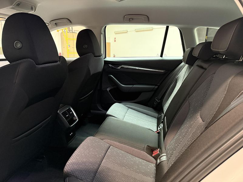 Škoda Octavia 2.0 TDI 110kW DSG Style Combi - fotka 11 z 14