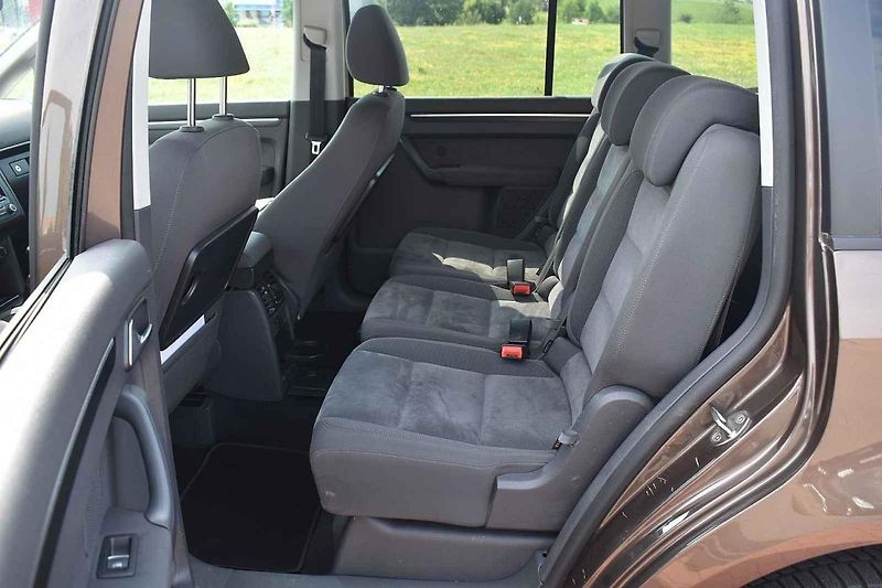 Volkswagen Touran působí usedle, ale je to dobrý rodinný společník