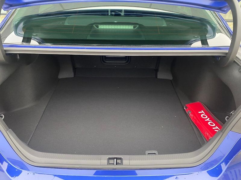 Toyota Camry 2,5 Hybrid Executive VIP - fotka 10 z 38