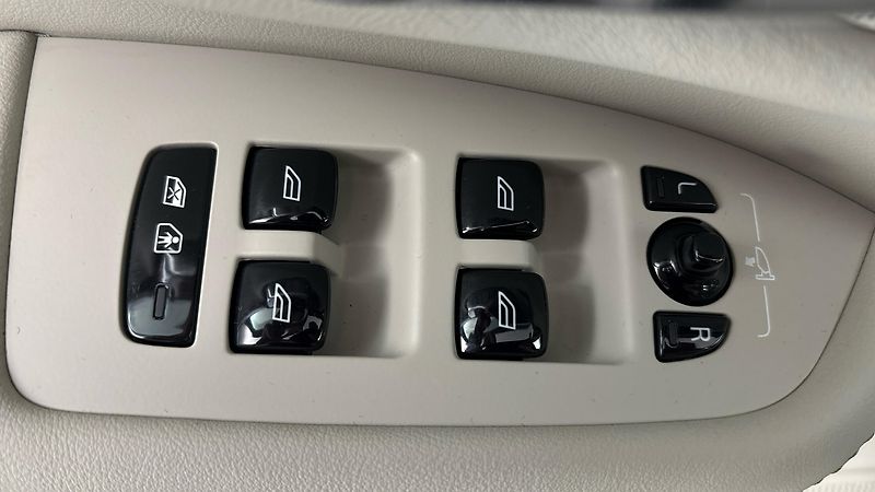 Volvo XC90 2.0 B5 AUT AWD Ultimate Bright - fotka 25 z 36