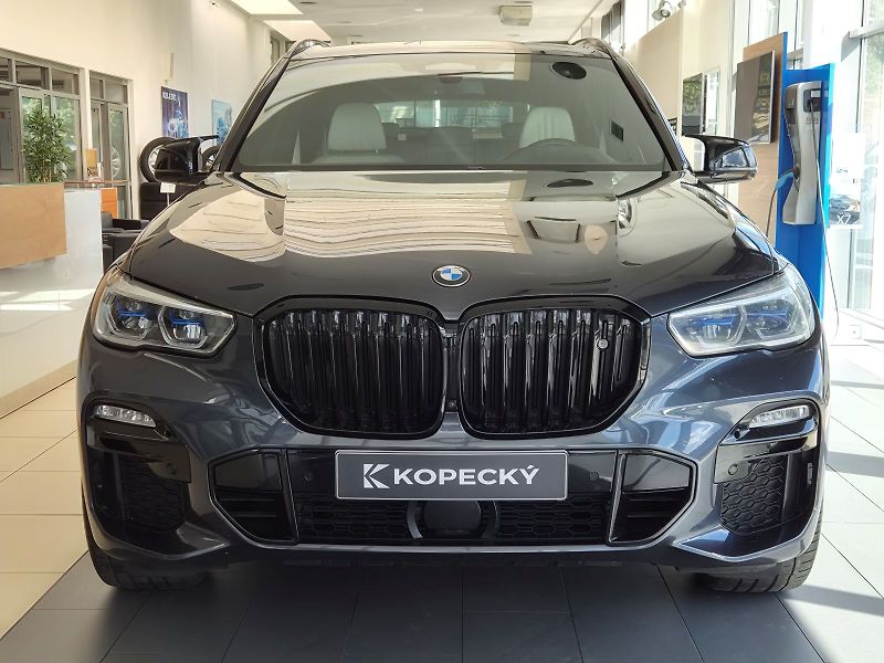 BMW X5 xDrive 30d - fotka 2 z 34