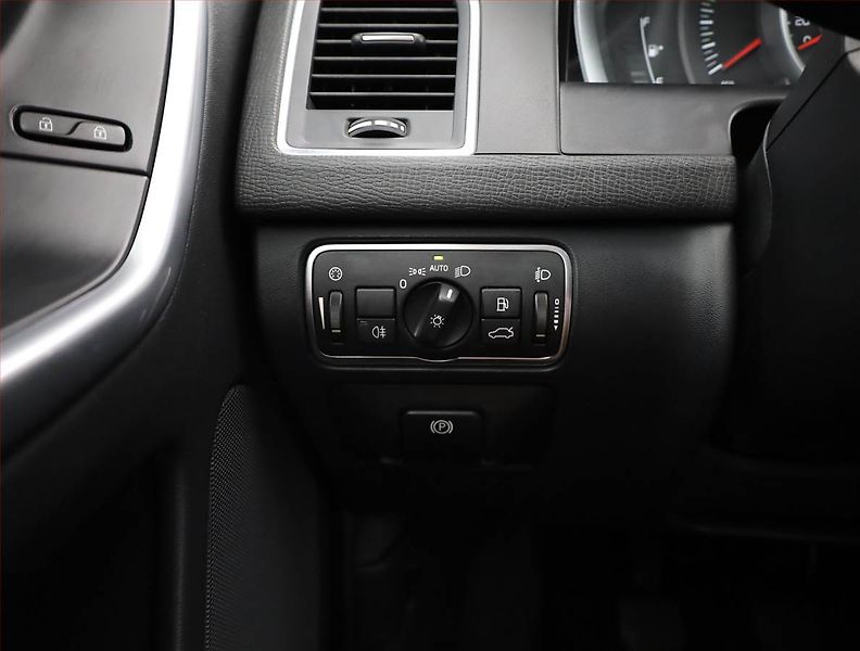 Volvo XC60 (2015) D3, Serv.kniha, Kůže, Navi - fotka 16 z 18