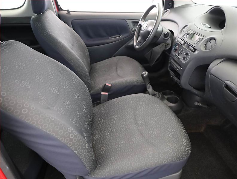 Toyota Yaris (2003) 1.0 VVT-i, Klima, CZ doklady - fotka 7 z 13