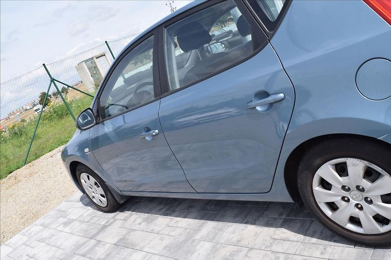 Hyundai i30 1,6 CRDi 66KW COMFORT+ 2XKOLA - fotka 11 z 42