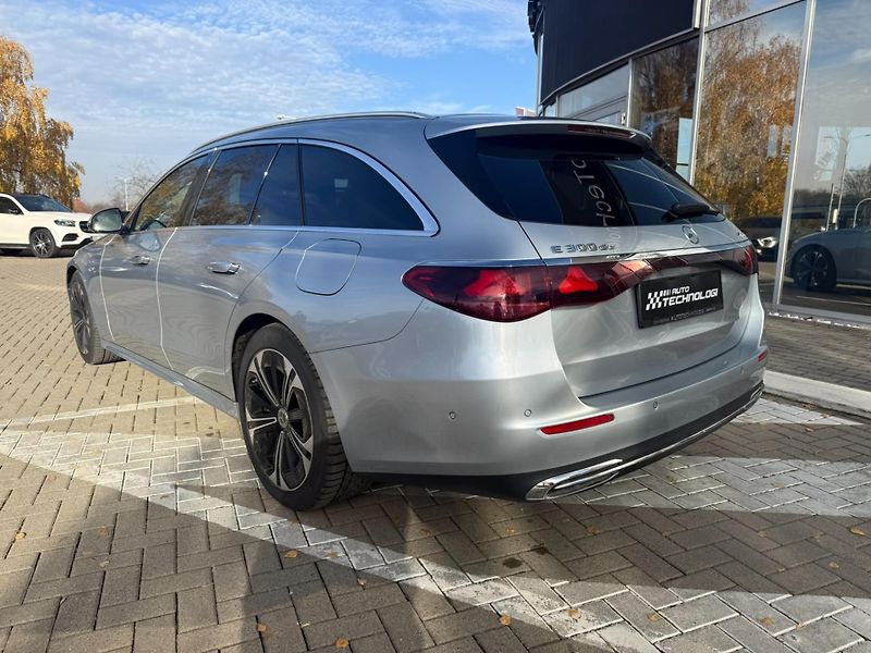 Mercedes-Benz Třídy E (2024) E 300 de 4MATIC kombi - fotka 6 z 23