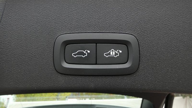 Volvo XC40 B3 PLUS DARK - fotka 21 z 23
