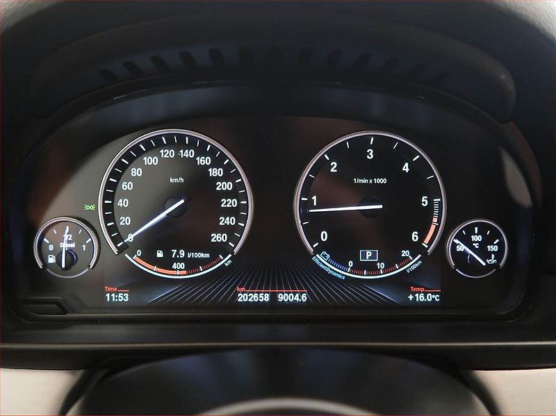 BMW Řada 5 (2016) 520d xDrive, 4X4, Automat - fotka 11 z 20
