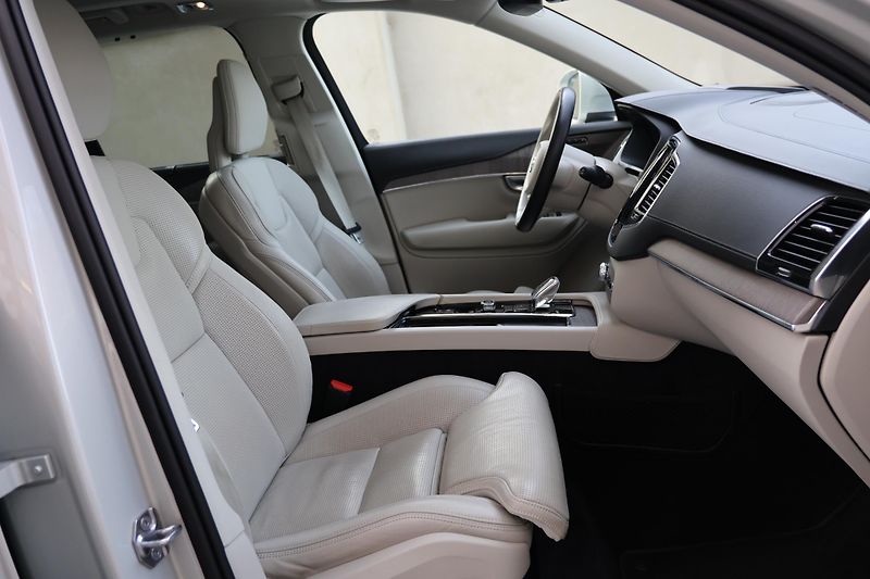 Volvo XC90 (2021) T8 AWD Plug-in Hybrid - fotka 10 z 25