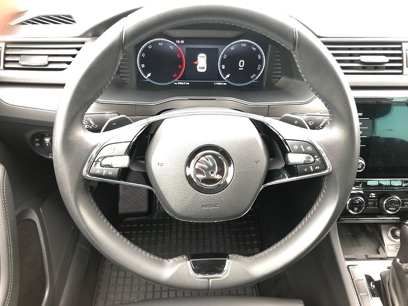 Škoda Superb COMBI 2.0 TDi DSG 7st. SYTLE - fotka 18 z 30