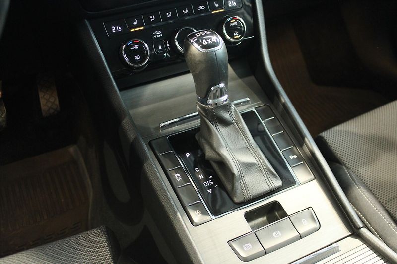 Škoda Superb TDi 140kW DSG 4x4 Style ACC/Ne - fotka 25 z 31
