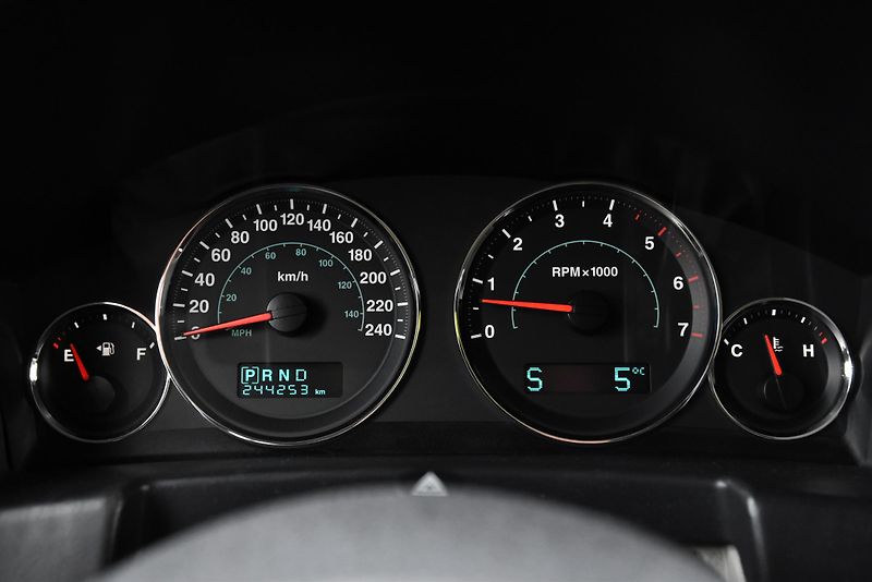 Jeep Commander 3.0 CRD V6 AT 4WD LIMITED,7SED - fotka 16 z 50