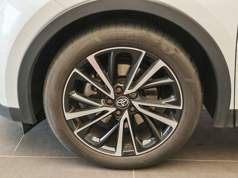 Toyota C-HR 2.0 Hybrid 4x4 Executive - fotka 11 z 44