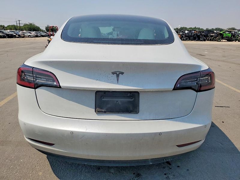 Tesla Model 3 (2021) Auto na cestě - fotka 6 z 12