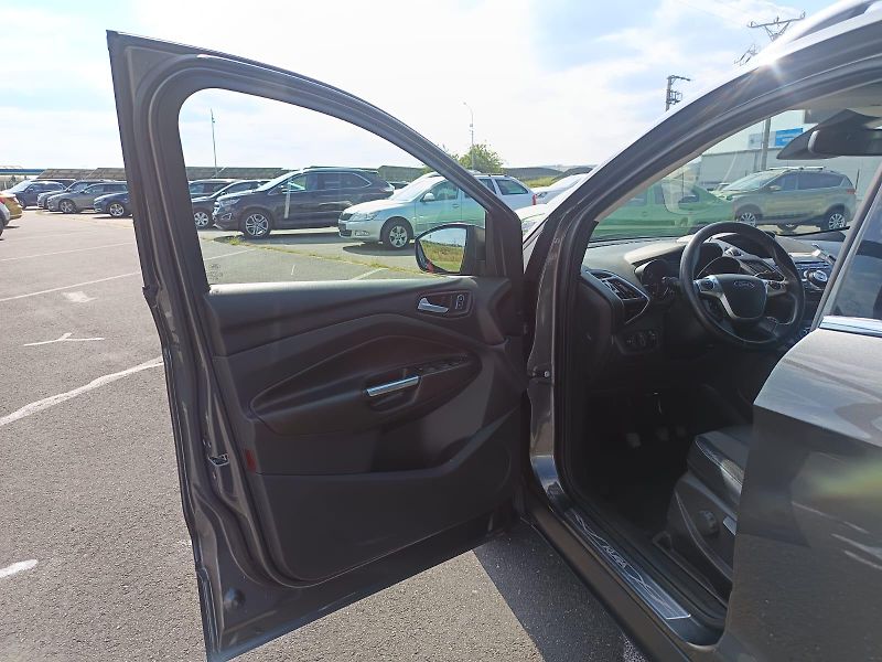 Ford Kuga (2015) - fotka 27 z 37